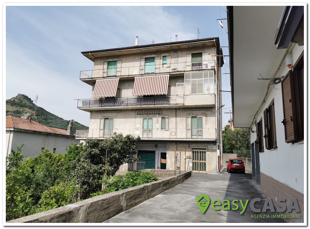 Appartamento con garage e sottotetto a Montecorvino Rovella (SA)