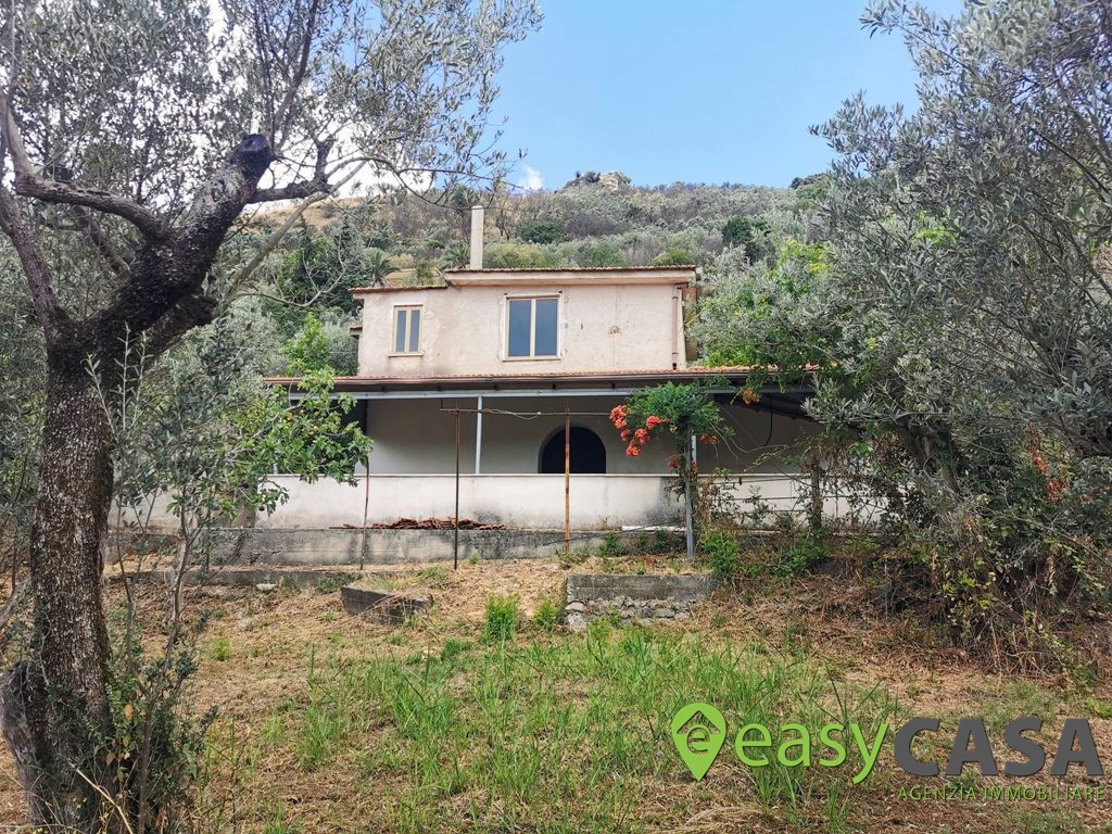 Casa indipendente da ristrutturare a Montecorvino Rovella (SA)