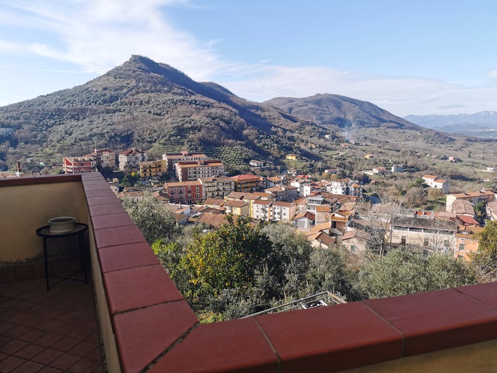 Appartamento con ampio terrazzo