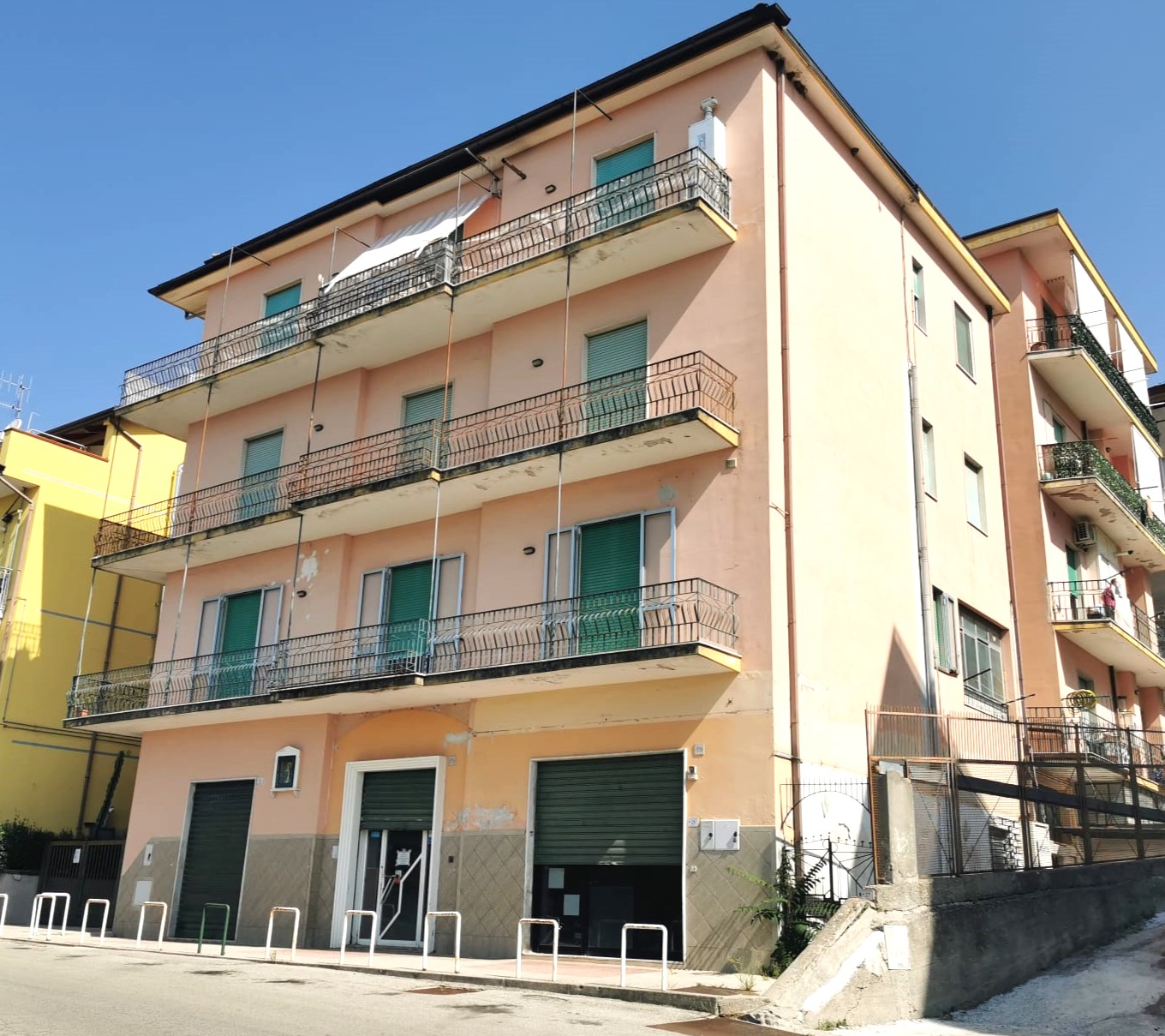 TRILOCALE A POCHI PASSI DAL CENTRO DI MONTECORVINO ROVELLA (SA)